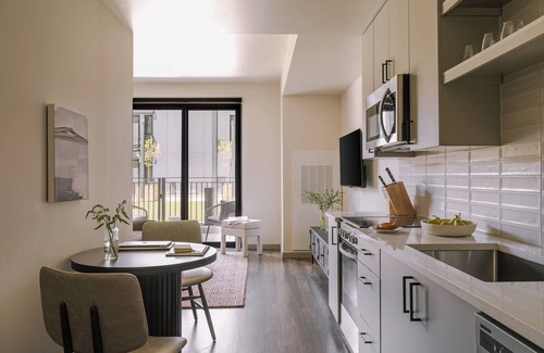 Jefferson Park Apartment | Sonder at Skyline | King Studio Apartment w/Balcony