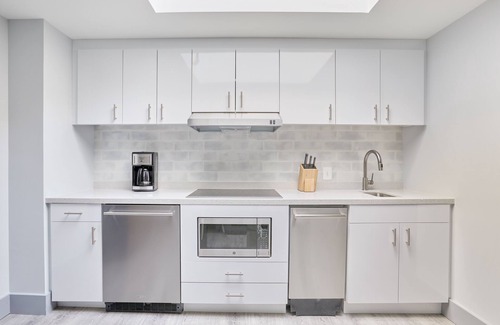Old Town Alexandria Apartment | Sonder The Grace | King Studio Apartment