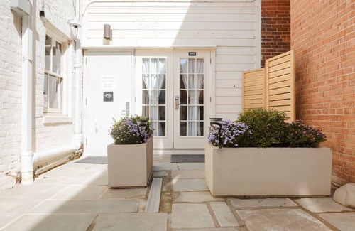 Old Town Alexandria Apartment | Sonder The Grace | Queen Studio Apartment