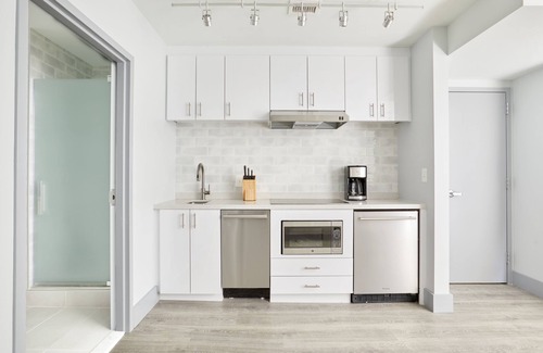 Old Town Alexandria Apartment | Sonder The Grace | Spacious Queen Studio Apartment