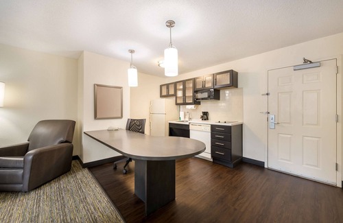 Newport News Hotel | Sonesta Simply Suites Hampton