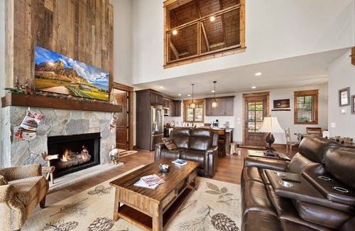 Banner Elk House | Song on the Mountain at Eagles Nest - hot tub, firepit, gameroom, foosball & arcade, gas fire table