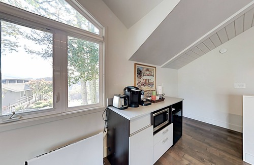 Santa Rosa Cottage | Sonoma Valley vineyard-view cottage with loft, hot tub, & on-site pool
