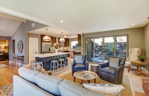 Sonoma House | Sonoma Vineyard Estate with 3 Bedrooms and Pool - Includes Wine Tasting Passport