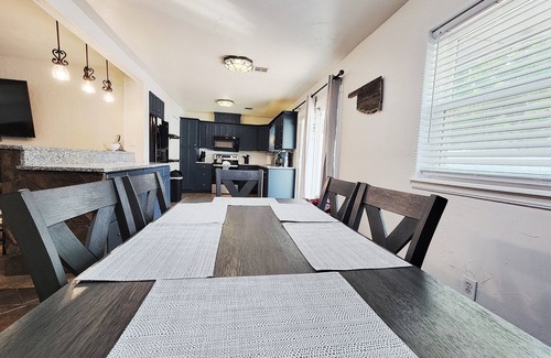 Norman House | Sooner Sunrise- 1.3 miles to OU with hot tub!