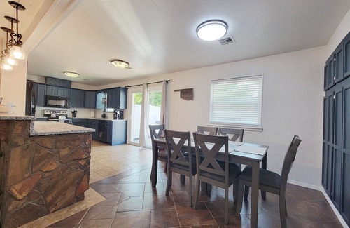 Norman House | Sooner Sunrise- 1.3 miles to OU with hot tub!
