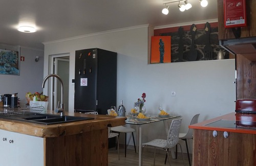 Santa Cruz House | Soothing 2-bedroom house with WiFi in Água de Pena with a stunning panorama.