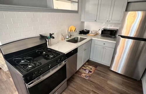 Greenway Plaza-Upper Kirby Apartment | Soothing apartment with AC in vibrant Houston