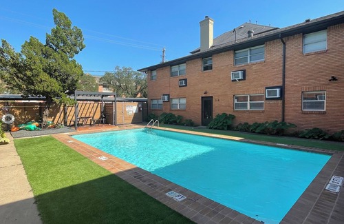 Greenway Plaza-Upper Kirby Apartment | Soothing apartment with AC in vibrant Houston