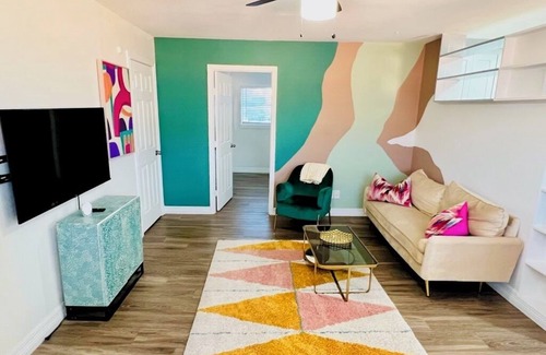 Greenway Plaza-Upper Kirby Apartment | Soothing apartment with AC in vibrant Houston