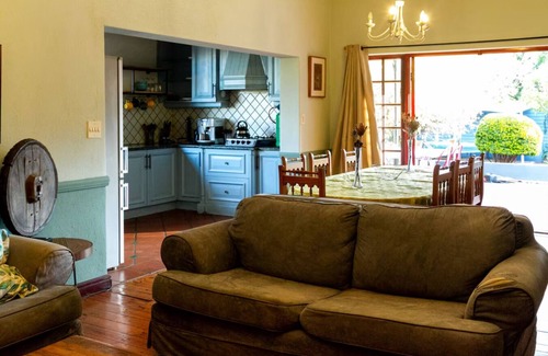 Greater Johannesburg Metropolitan Area Apartment | Soothing apartment with WiFi in vibrant Johannesburg