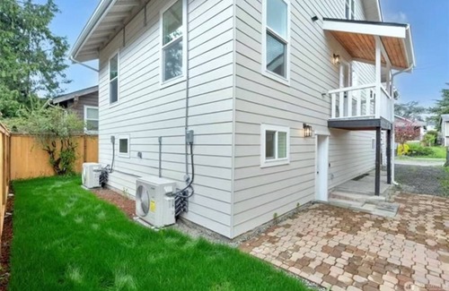 Mount Baker Condo | Soothing Renovated 2-bedroom condo with AC & Laundry in vibrant Seattle Mt Baker
