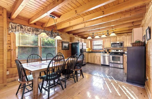 Sevierville House | Soothing Soaks, Fireside Chats, Game Nights, Resort Pools & Attractions Minutes Away - Almost Heaven