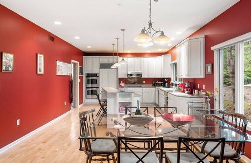 Broomall Apartment | Sophia's MANOR C at the quiet & peaceful suburb