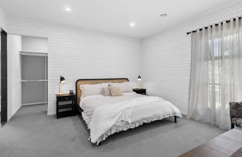 Mount Duneed House | Sophisticated Abode 10 Minutes to Surf Coast