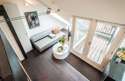 Dapperbuurt Apartment | Sophisticated and bright rooftop studio for 2 pers near Oosterpark with balcony
