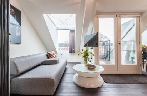 Dapperbuurt Apartment | Sophisticated and bright rooftop studio for 2 pers near Oosterpark with balcony