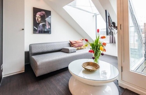 Dapperbuurt Apartment | Sophisticated and bright rooftop studio for 2 pers near Oosterpark with balcony