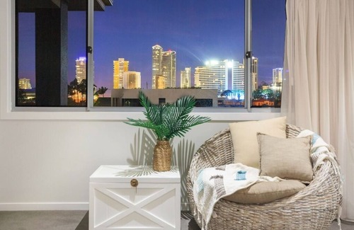 Broadbeach Waters House | Sophisticated Coastal Living