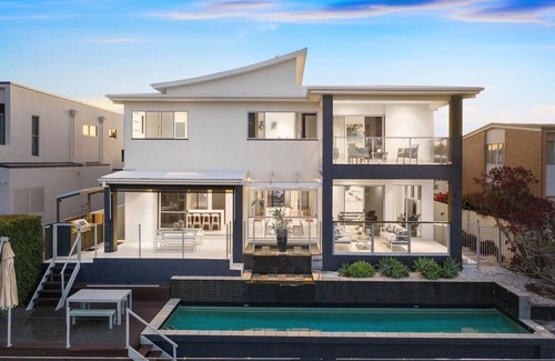Broadbeach Waters House | Sophisticated Coastal Living