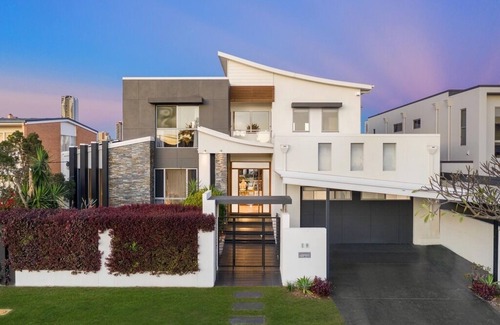 Broadbeach Waters House | Sophisticated Coastal Living