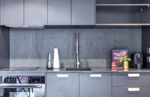 Braddon Apartment | Sophisticated Inner-City 2-Bed with Outdoor Dining