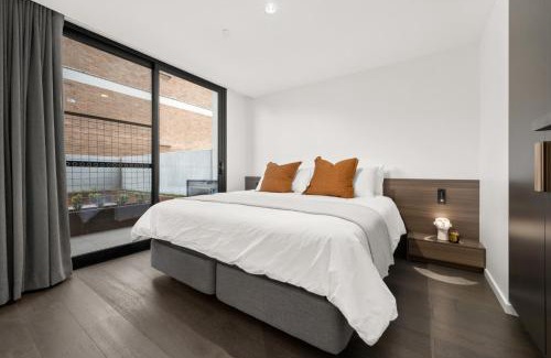 Braddon Apartment | Sophisticated Inner-City 2-Bed with Outdoor Dining