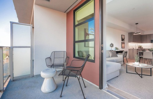 Downtown Los Angeles Apartment | Sophisticated Jr 2-bedroom apartment with full kitchen in lively Los Angeles