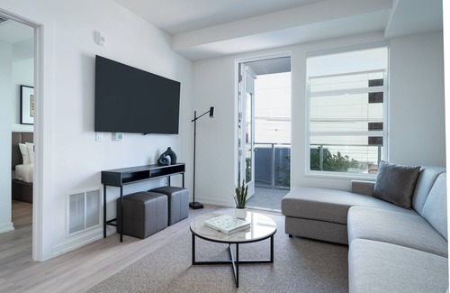 Downtown Los Angeles Apartment | Sophisticated Jr 2-bedroom apartment with full kitchen in lively Los Angeles