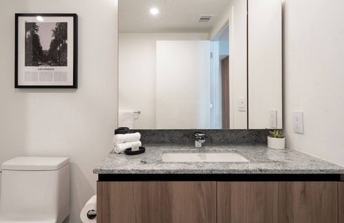 Downtown Los Angeles Apartment | Sophisticated Jr 2-bedroom apartment with full kitchen in lively Los Angeles