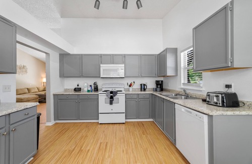 Clear Creek Villa | Sophisticated Sanctuary – South-Facing Pool - 10 Minutes to Disney