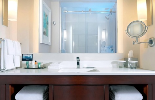 Park Shore Hotel | Sophisticated Suite with Shuttle to Clam Pass Beac