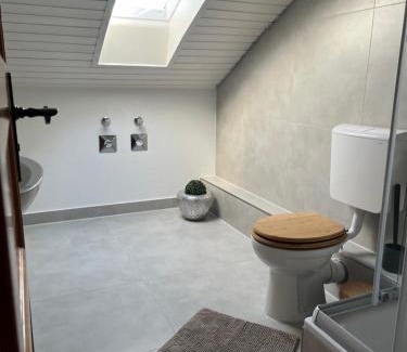Ebersberg District Apartment | Sorglos in Poing - Oktoberfest, Messe München, Flughafen, Therme Erding
