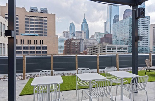 Logan Square Apartment | Sosuite | Corner 1BR Apt w Roof Deck, Gym, Laundry