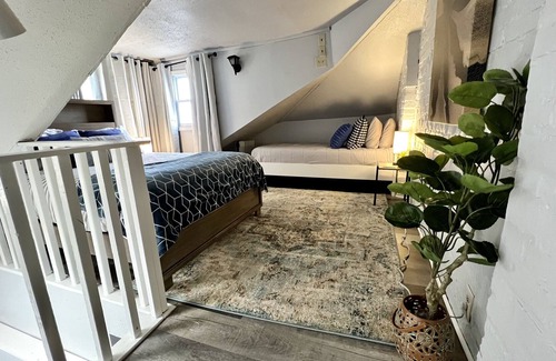 Soulard Apartment | Soulard 2 Bedroom Carriage House - In Unit Washer Dryer Pet Friendly Fenced Yard