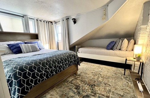 Soulard Apartment | Soulard 2 Bedroom Carriage House - In Unit Washer Dryer Pet Friendly Fenced Yard