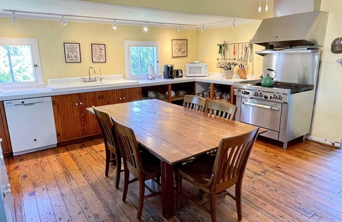 Ocracoke House | Soundfront Inn: Spacious historic home with beach on Pamlico Sound