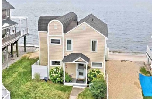 Clinton House | Soundscape Beachfront House!