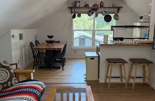 Bouldin House | South 6th bungalow walkable to ACL, Zilker, downtown and south congress