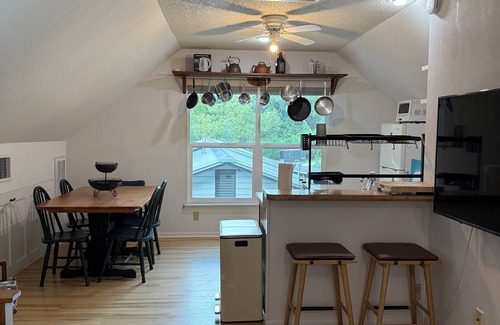 Bouldin House | South 6th bungalow walkable to ACL, Zilker, downtown and south congress