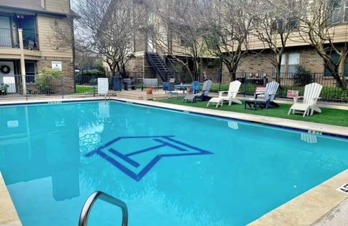 South Manchaca Condo | South ATX . Sweet Stay with Pool