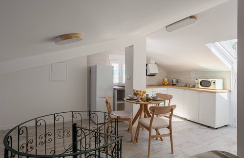 Seixal Apartment | South Bank Escape: 1BR + Coal-Fired Hot Tub