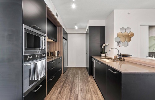 South Brisbane Apartment | South Bank Styling! ~ 1Bed, 1Bath, 1Car, Balcony