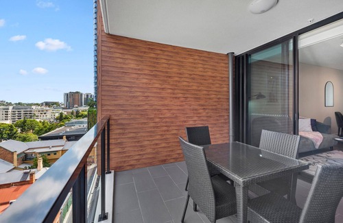 South Brisbane Apartment | South Bank Styling! ~ 1Bed, 1Bath, 1Car, Balcony
