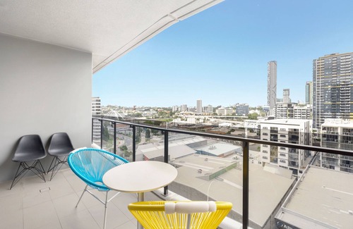 South Brisbane Apartment | South Brisbane 2 Bedrooms Apartment with Free Parking by KozyGuru