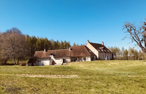 La Tagniere House | South Burgundy, swimming pool, sleeps 10 Nature, peace, views, culture