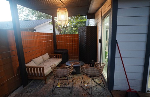 East Congress House | South Congress Commons - Sleeps 10