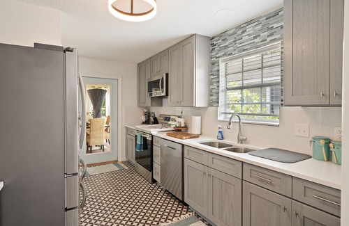 Saint Simons Heights House | South-end Family favorite! Walk to shopping+restaurants+grocery stores!