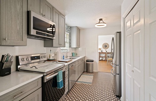 Saint Simons Heights House | South-end Family favorite! Walk to shopping+restaurants+grocery stores!