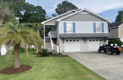 Saint Simons Heights House | South-end Family favorite! Walk to shopping+restaurants+grocery stores!
